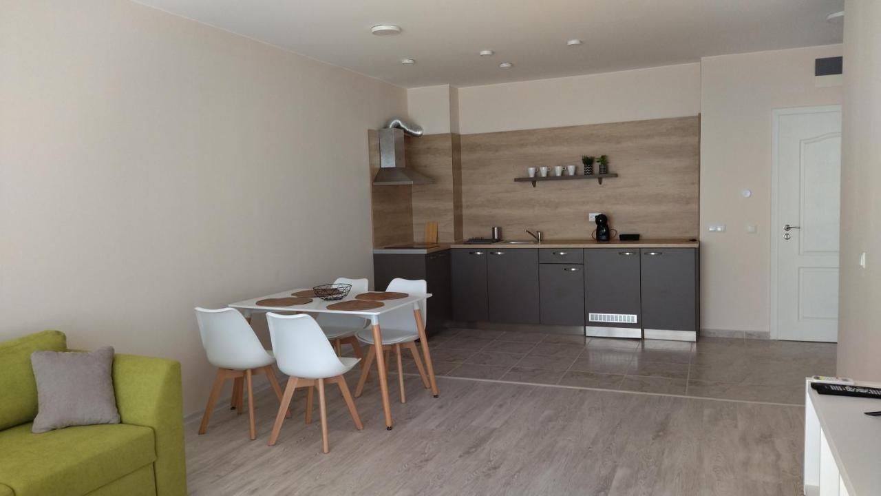 Aparthotel Happy Primorsko Bagian luar foto