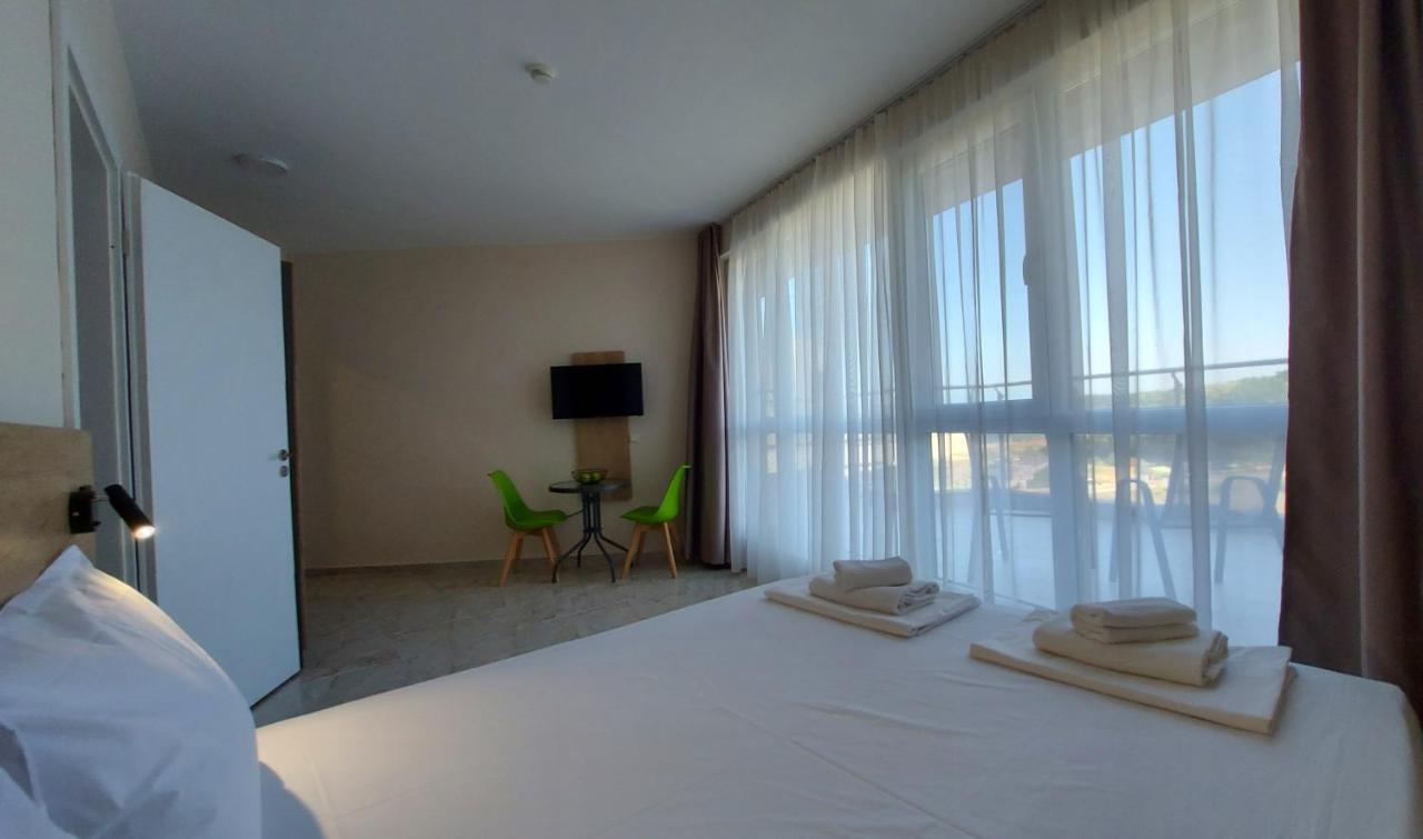 Aparthotel Happy Primorsko Bagian luar foto
